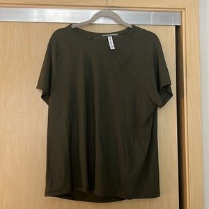Athleta Women’s XL Ultimate Train Tee, Army Green
